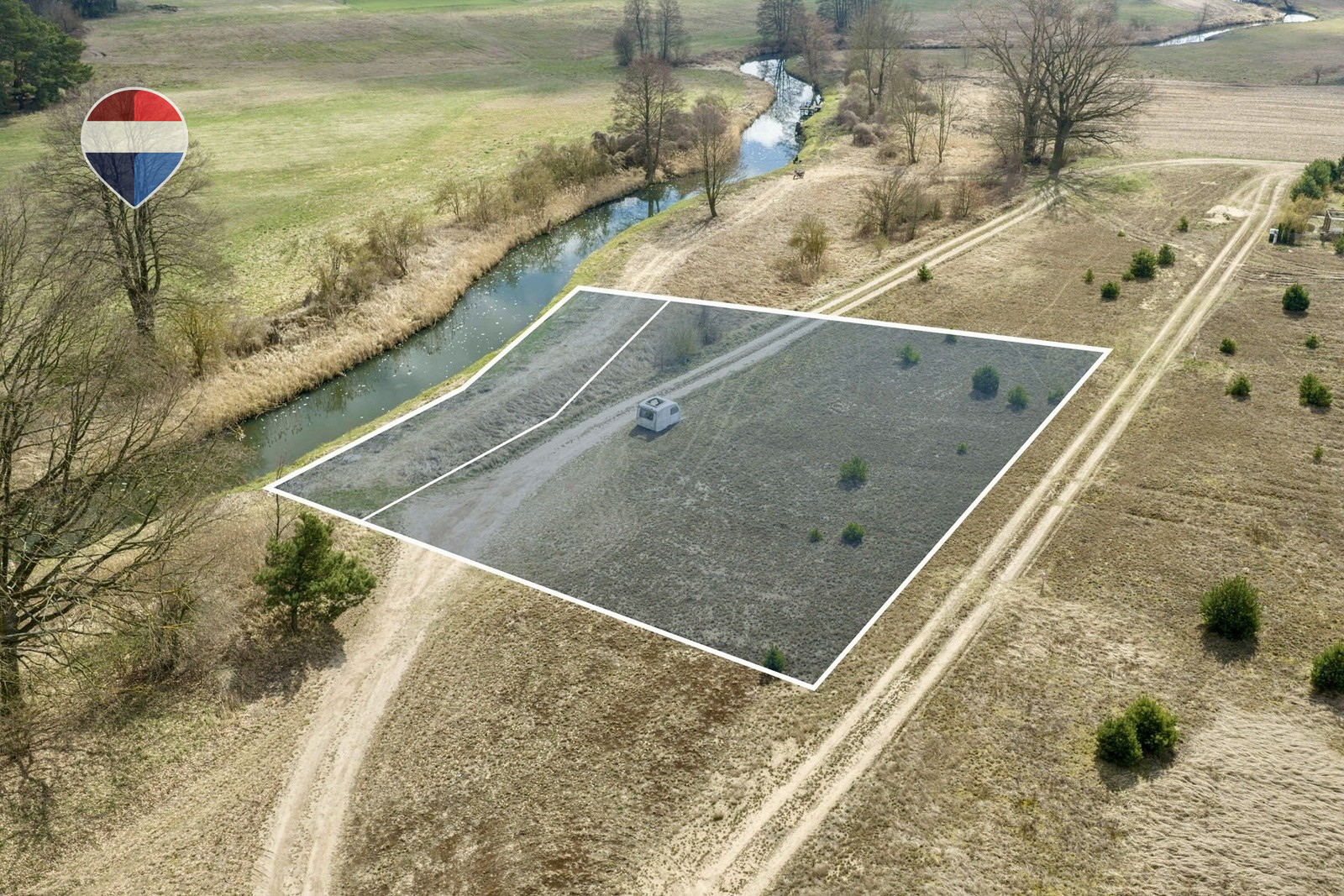 Działka z linią brzegową i zabudową rekreacyjną