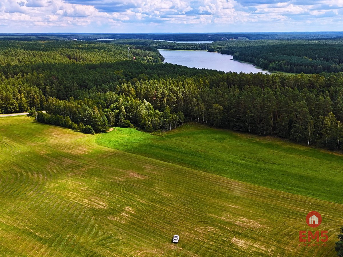 Działka budowlana w pobliżu jeziora.