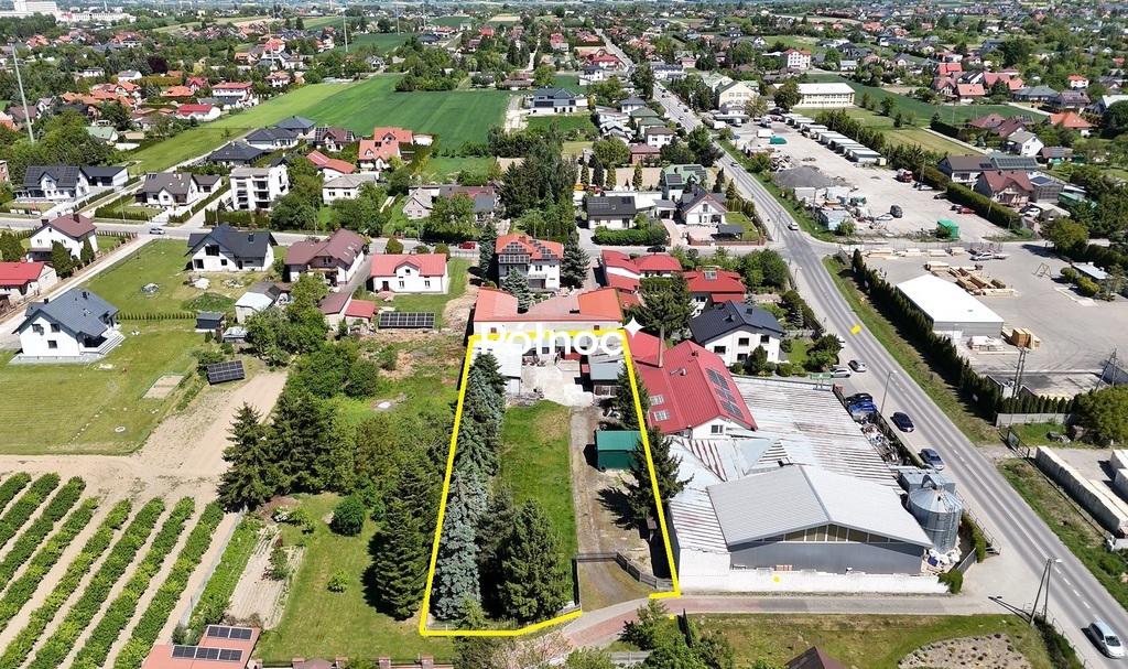 Przestronna działka z zabudowaniami.