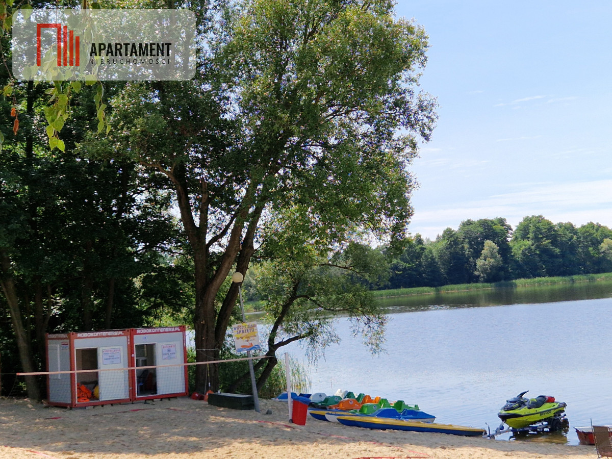 Działki w lesie blisko jeziora i plaży